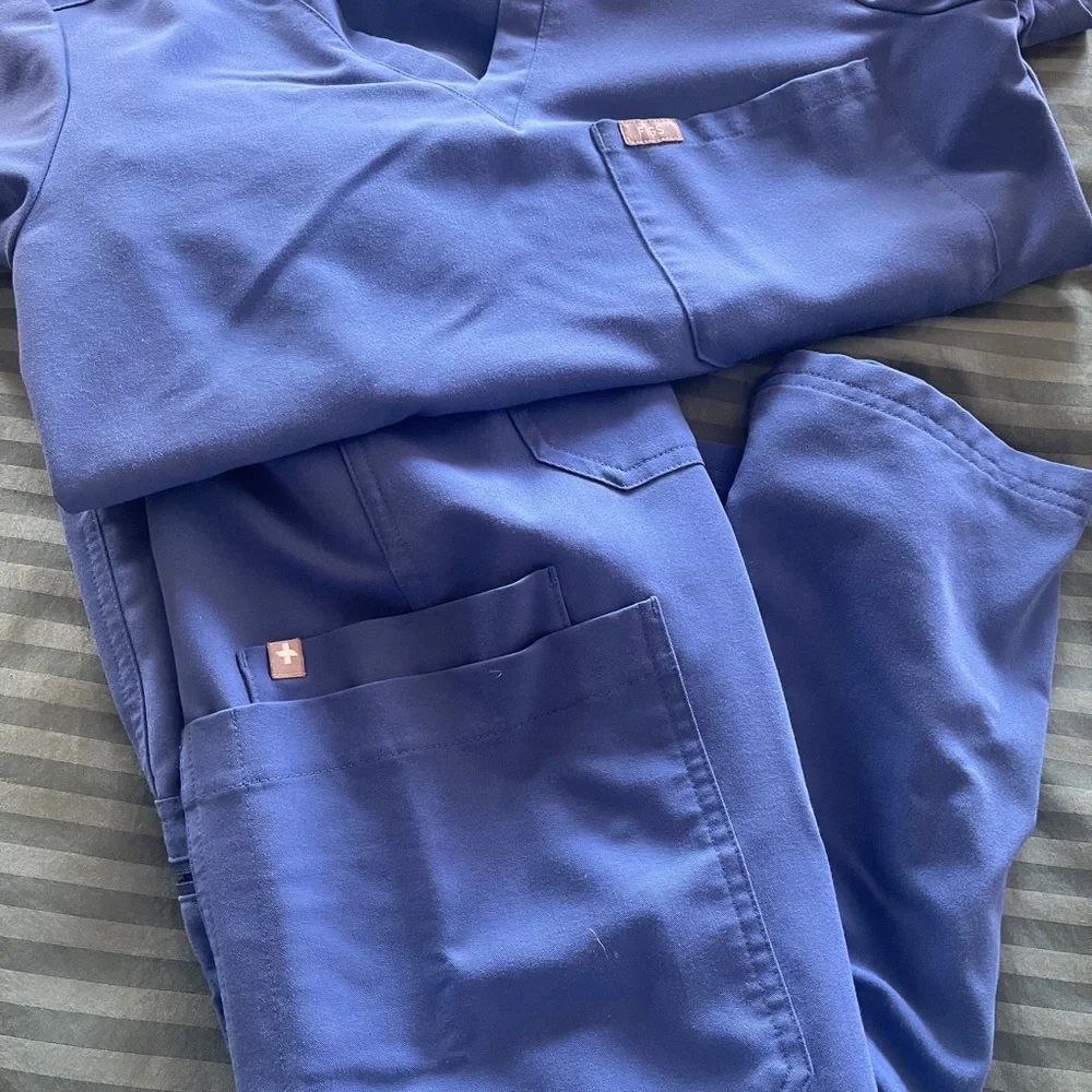 Figs scrubs - Picture 3 of 10